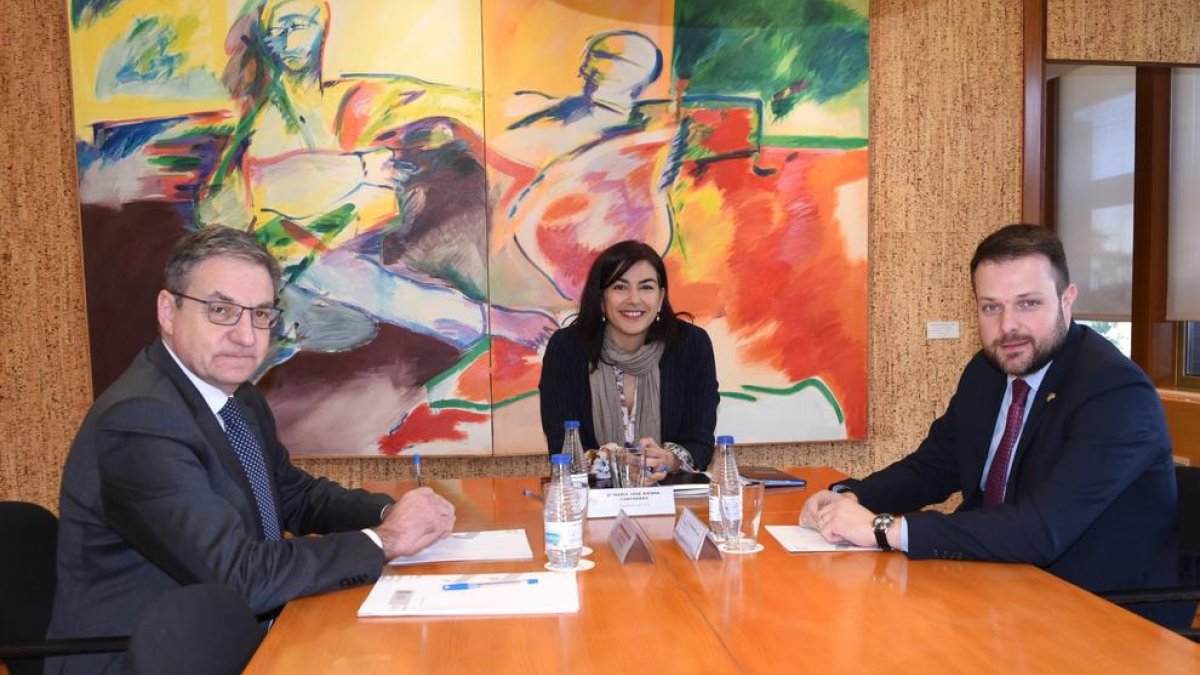 Mariano Soriano, María José Rienda y Gerard Figueras ayer durante la reunión en el CSD.
