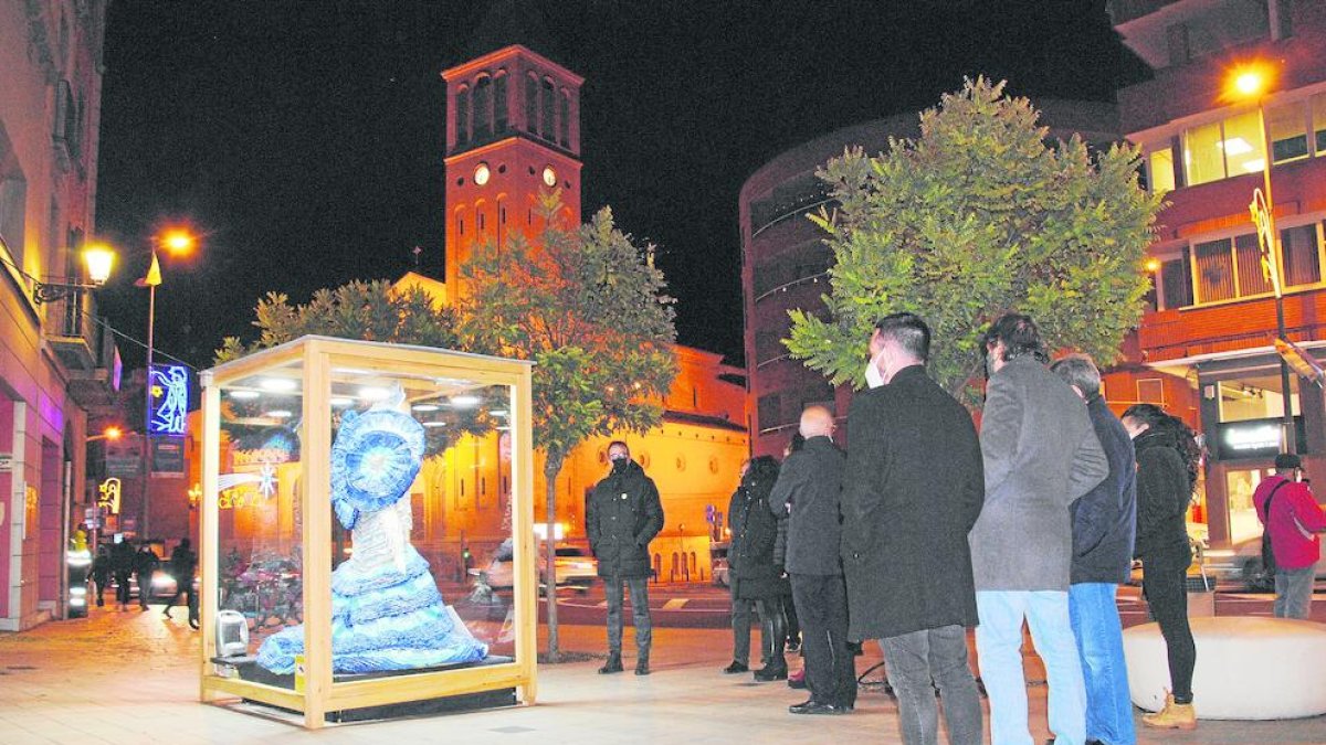 La corporación local visitó ayer la nueva exposición. 