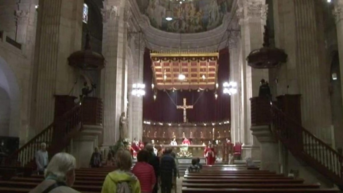Assistència de fidels ahir a la missa celebrada ahir a la catedral de Lleida en honor a sant Anastasi, retransmesa per Lleida Televisió.