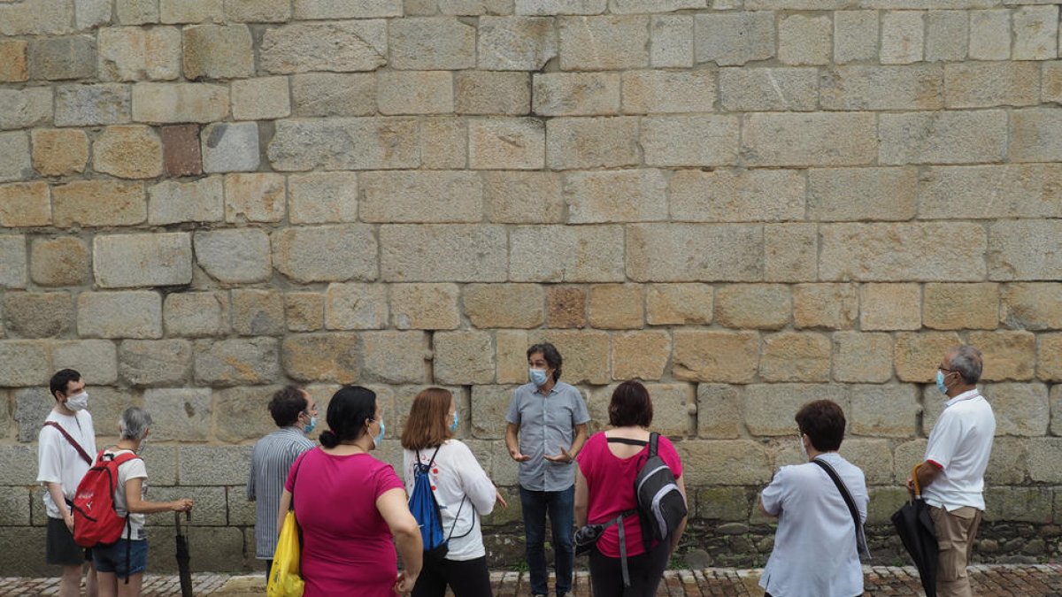 Els participants van poder descobrir les característiques geològiques de la catedral de Santa Maria d’Urgell.