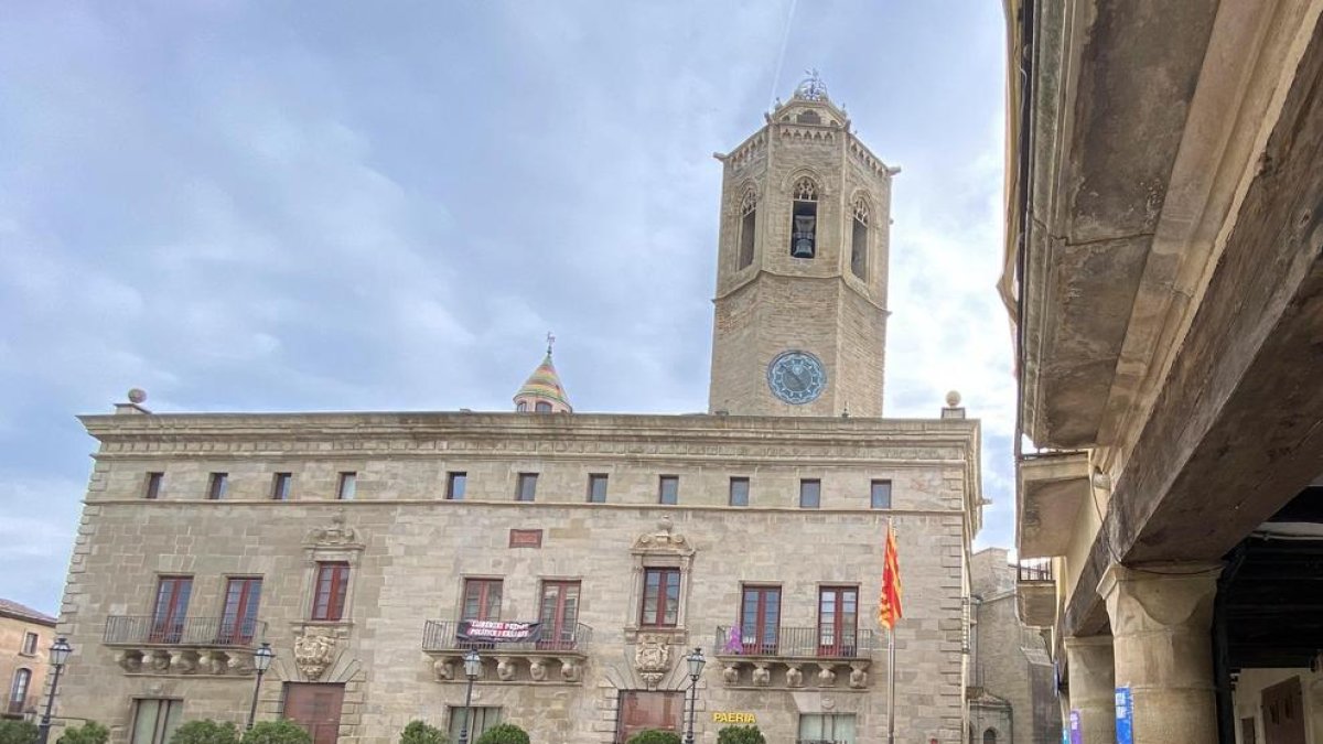 Vista del ayuntamiento de Cervera, en el centro histórico de la capital.