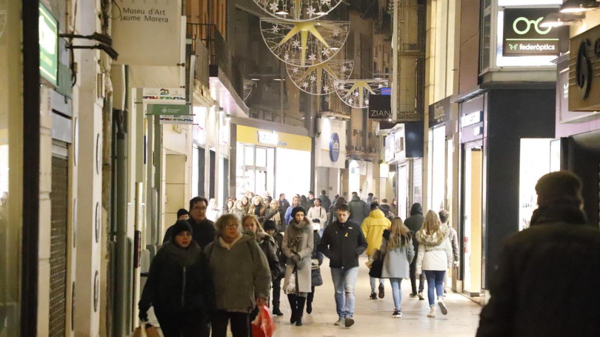 Compradors a l’Eix Comercial de la ciutat de Lleida, ahir a la tarda.