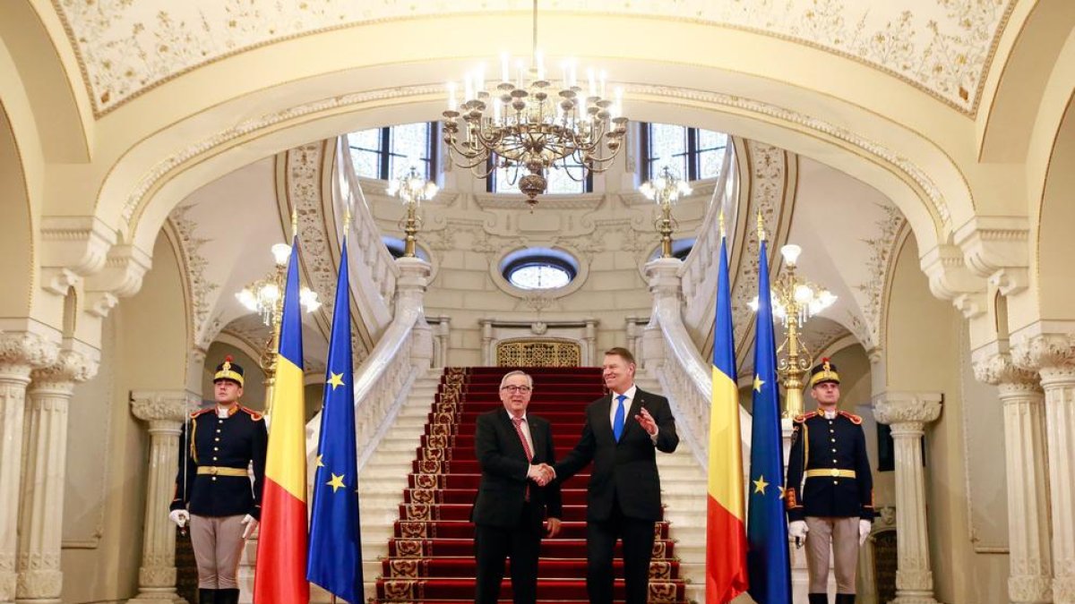 El president de la Comissió Europea, Jean-Claude Juncker, i el seu homòleg romanès, Klaus Iohannis.