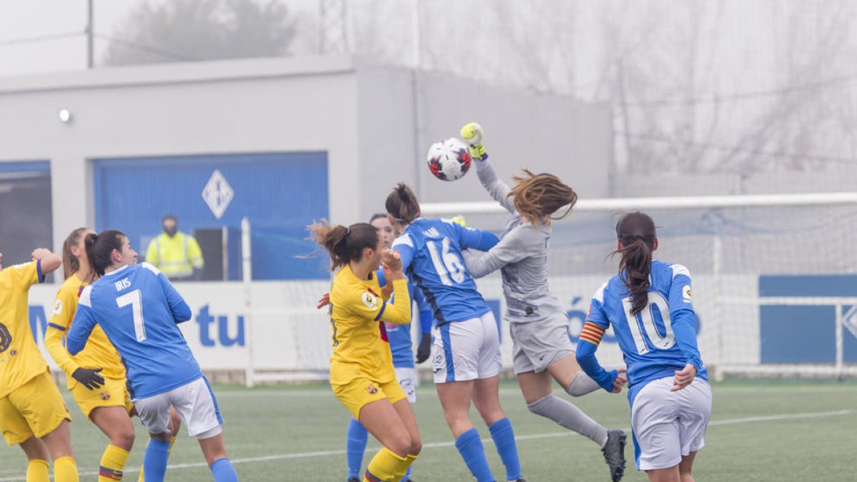 Jani salta amb la portera en l’acció per la qual l’àrbitra va anul·lar el gol de Pixu a l’acció següent.