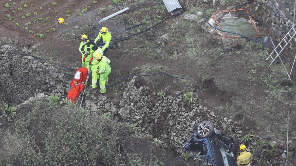 Los servicios de emergencia rescatando los cadáveres, ayer.