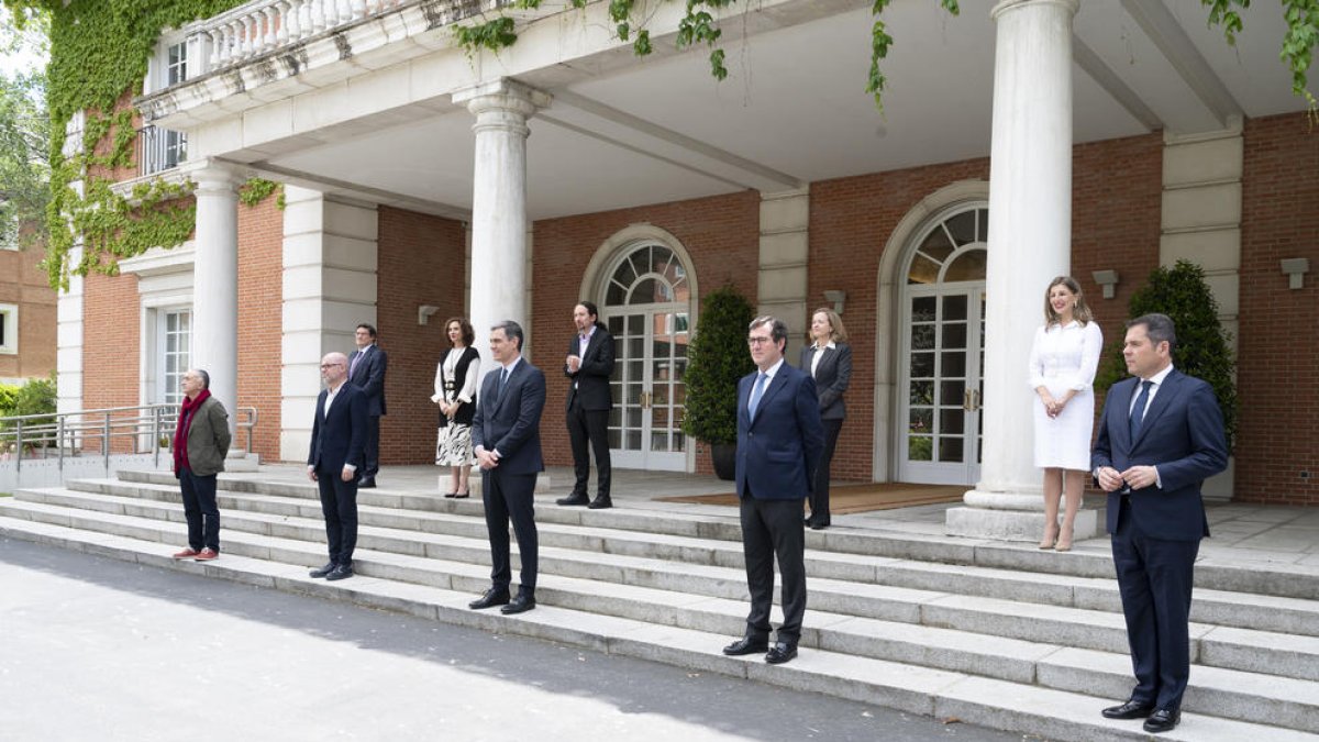 Pedro Sánchez posó con miembros de su Gobierno y líderes de los agentes sociales a las puertas de la Moncloa.