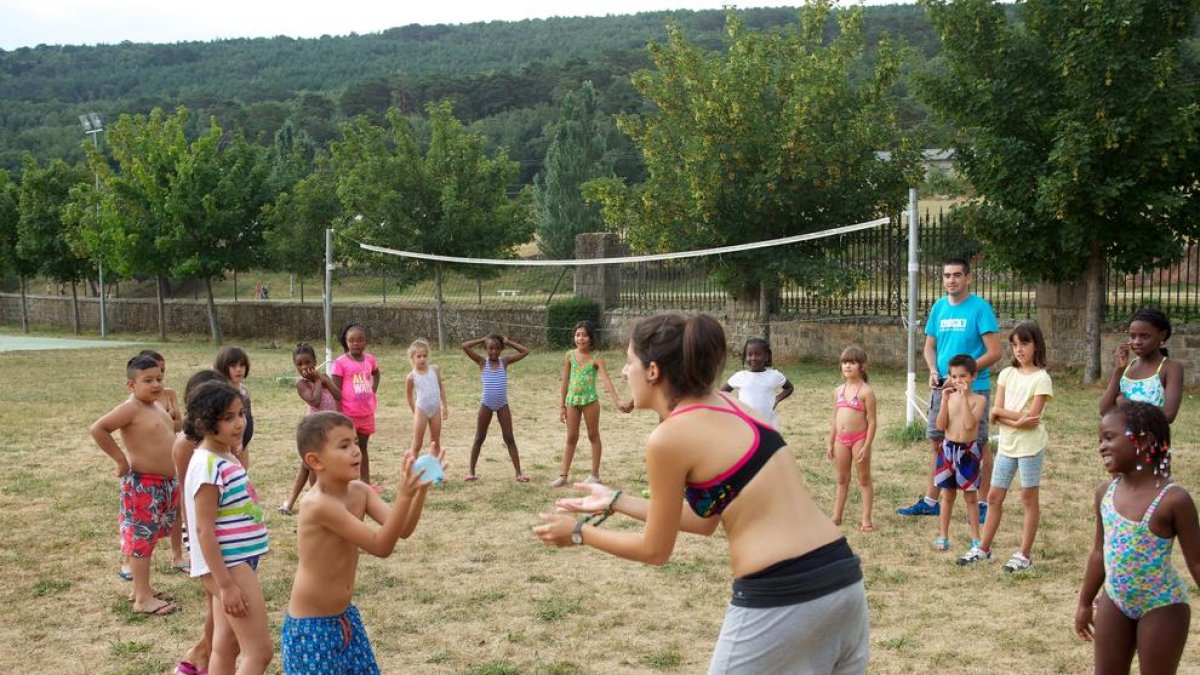 Imagen de archivo de actividades de verano para pequeños. 
