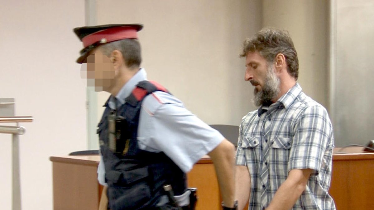 L’acusat va sortir custodiat ahir pels Mossos després de finalitzar el judici a l’Audiència de Lleida.