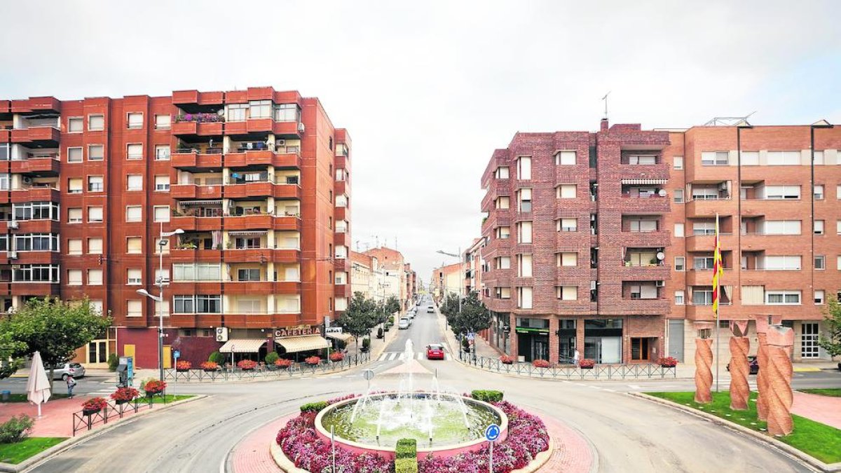 La calle que da acceso al centro histórico de Almacelles.
