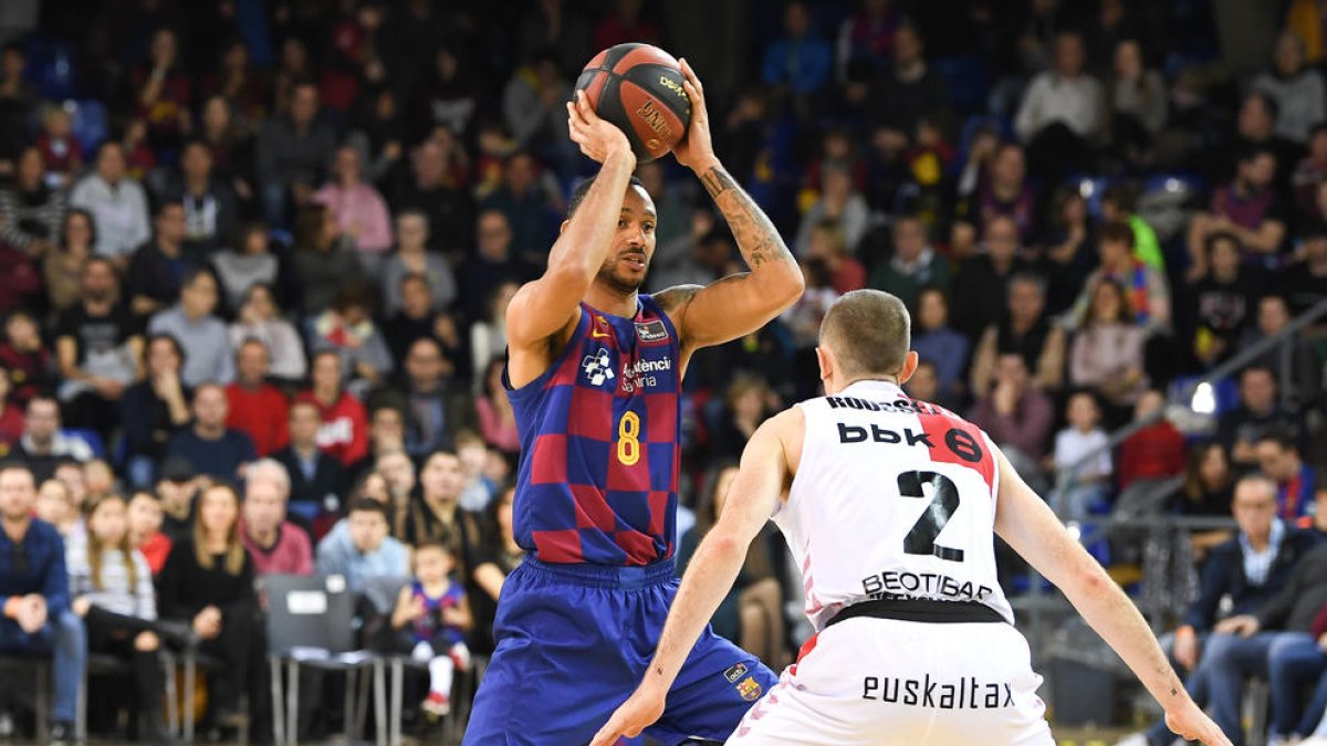 Adam Hanga, con el balón, ante la defensa de Rouselle.