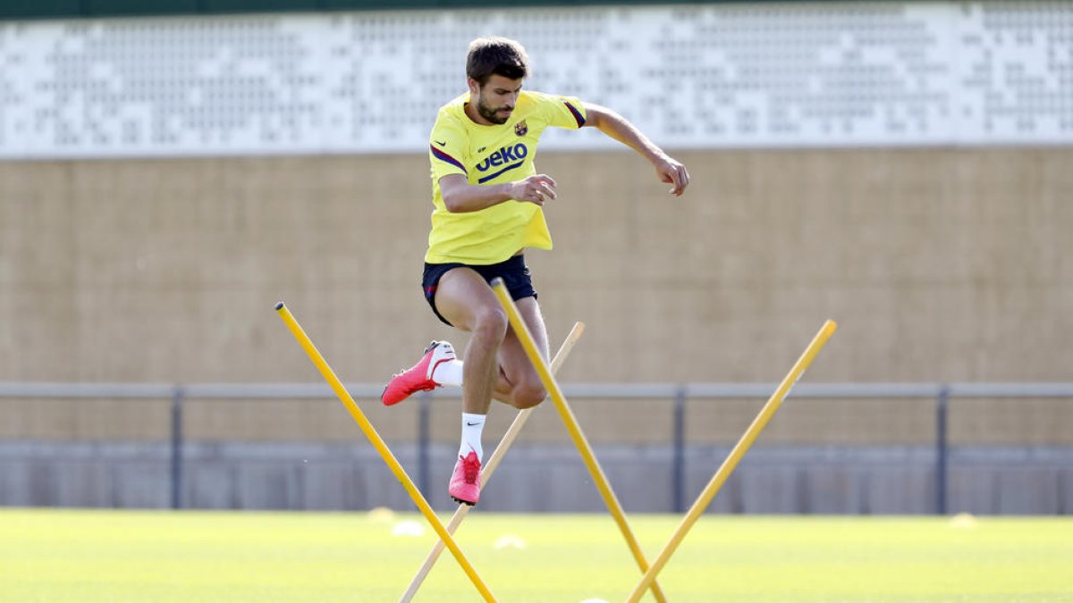 Gerard Piqué, durante el entrenamiento de ayer en las instalaciones del FC Barcelona.