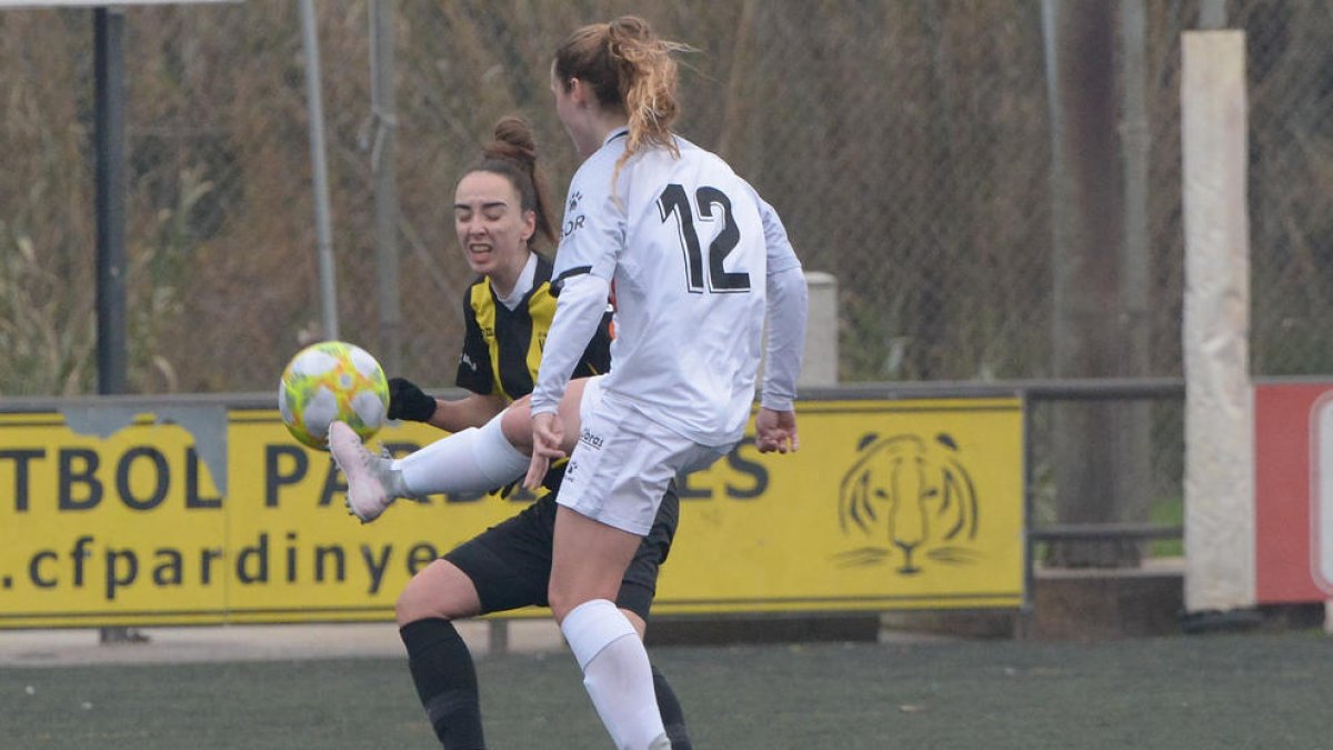 Una acció del partit d’ahir entre el Pardinyes i l’Osca.