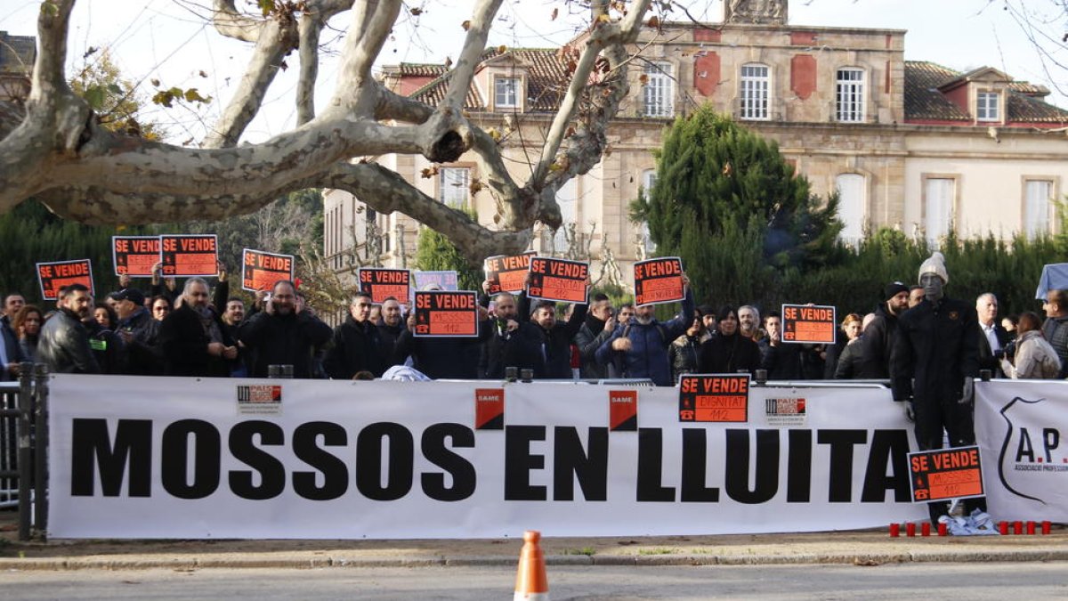 Un centenar de mossos se concentran en el Parlament para reivindicar mejoras laborales