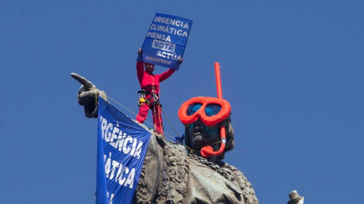 Acció protesta de Greenpeace a l’estàtua de Colom de Barcelona per denunciar el canvi climàtic.