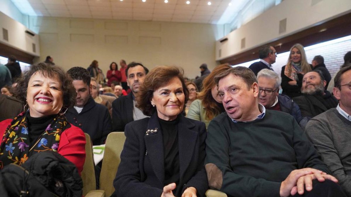 La vicepresidenta del Gobierno, Carmen Calvo, conversando con el ministro de Agricultura, Luis Planas.