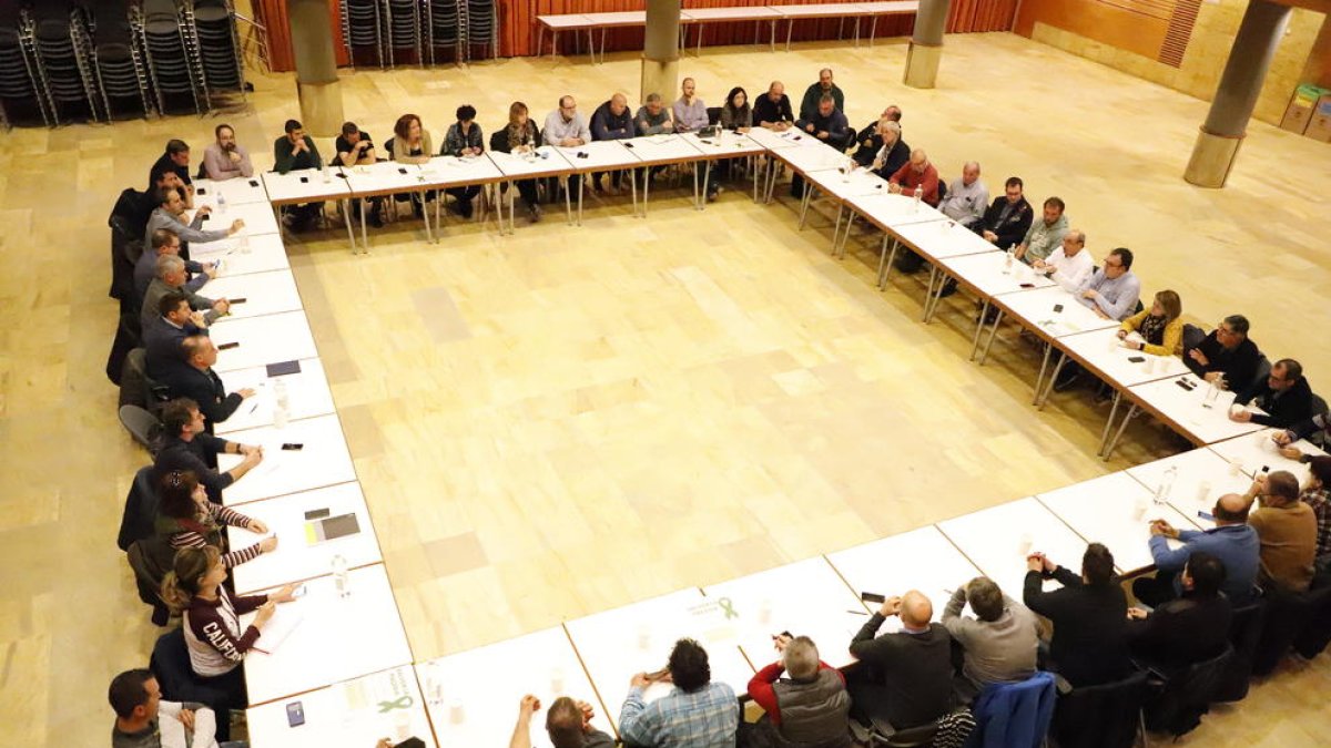 Un moment de l’assemblea celebrada ahir a Alcarràs per organitzar la marxa de divendres.