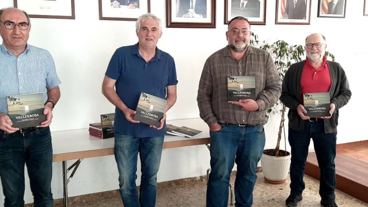 Magí Coscollola, amb els coordinadors Josep Esteve i Joan Menchon i el regidor Xavier Niñerola.
