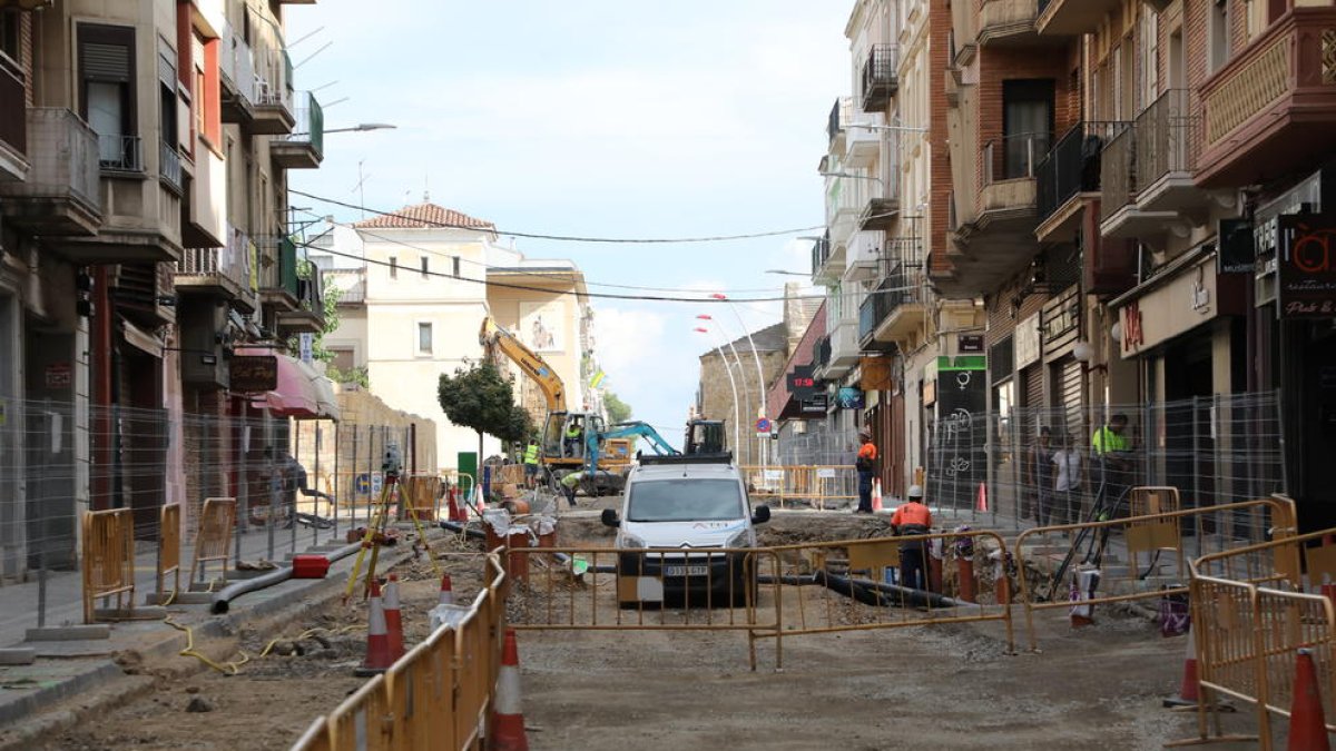 La renovación de la tubería en Sant Martí, dentro de la reforma de esta calle, es una de las últimas obras efectuadas en la red de agua.