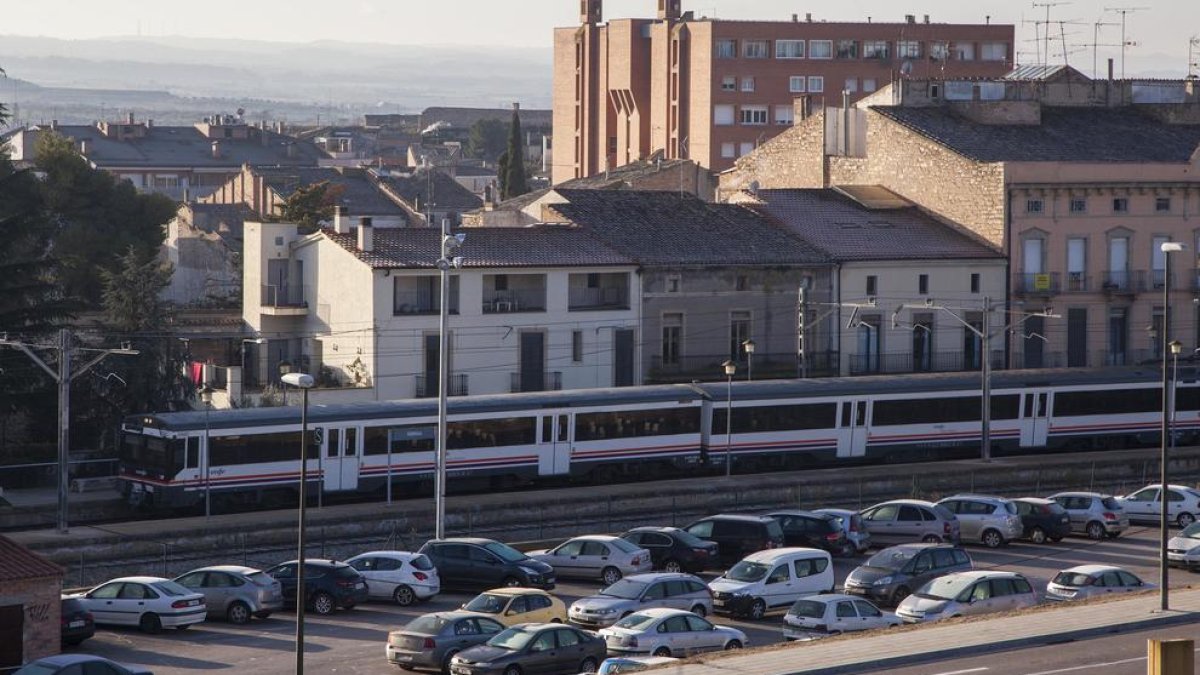 Un tren llegando ayer por la mañana a la estación de Tàrrega desde Lleida con 28 minutos de retraso. 