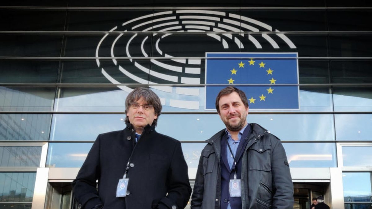 Carles Puigdemont i Toni Comín, després de recollir les acreditacions com a eurodiputats el dia 6.