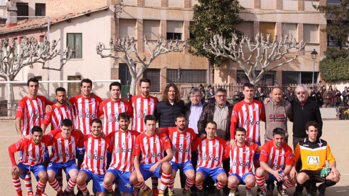 Carles Puyol posó con el equipo de la Pobla que celebró el centenario del club este fin de semana. 