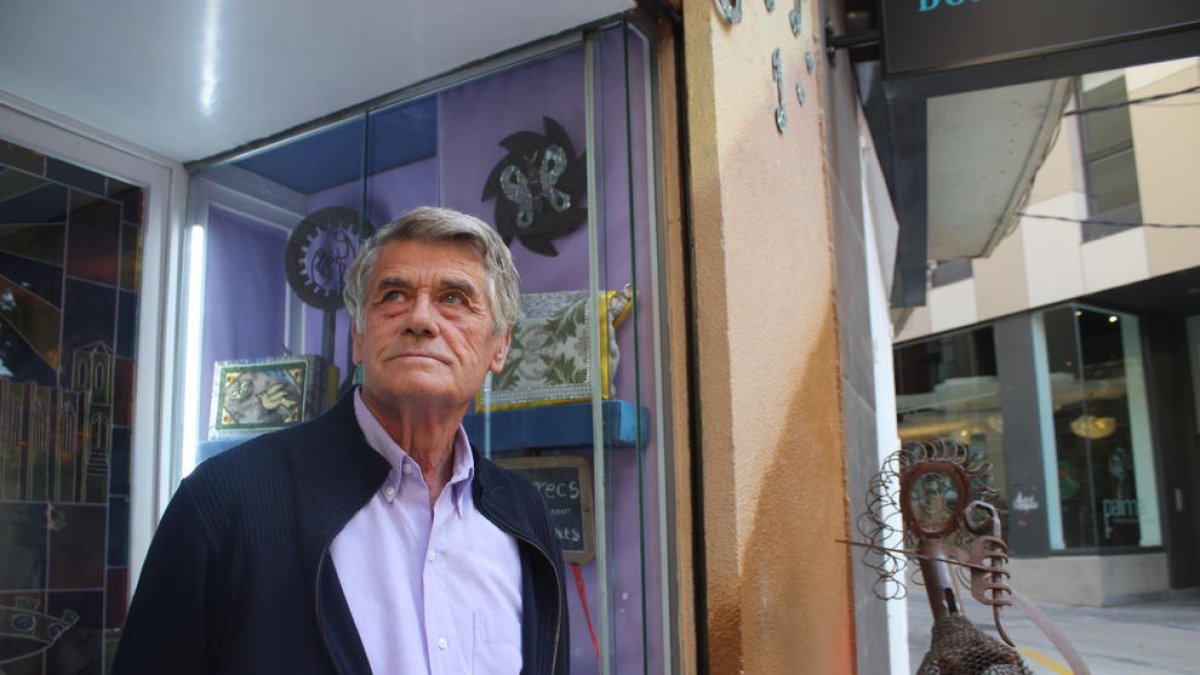 Josep Maria Solé davant la galeria Reencarnació, al carrer la Palma de Lleida, tancada actualment a causa de l'emergència sanitària.