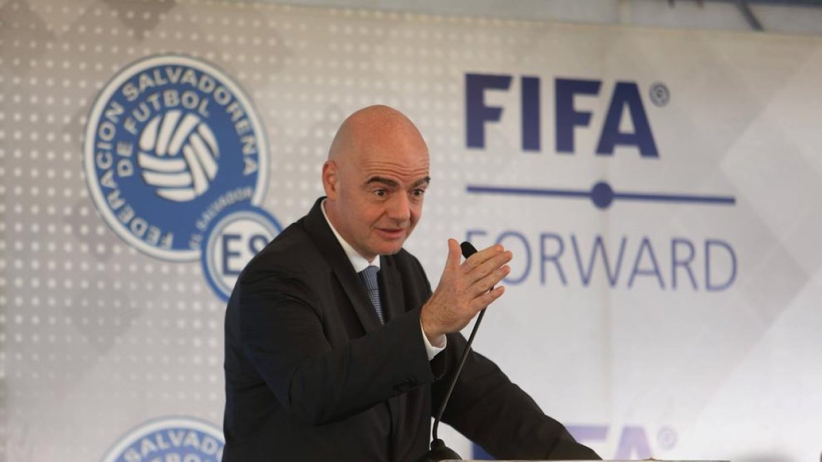 El presidente de la FIFA, Gianni Infantino, aboga por reanudar las competiciones con seguridad.