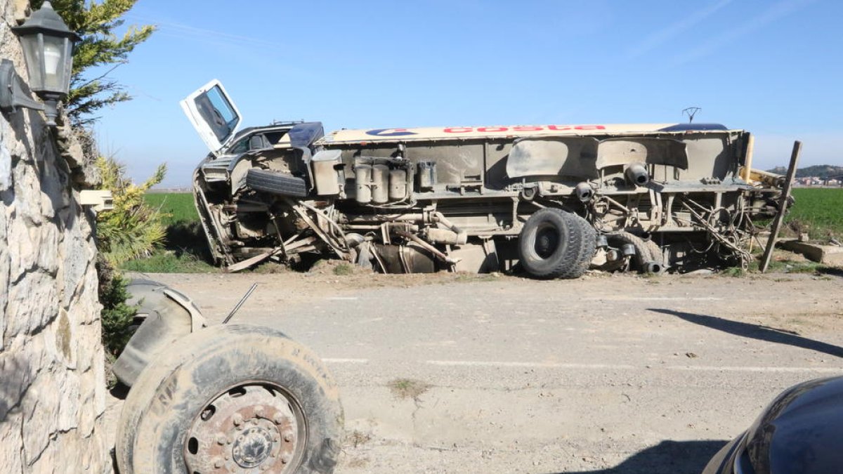 El camió va quedar bolcat de forma lateral després de l’accident ahir prop d’un habitatge.