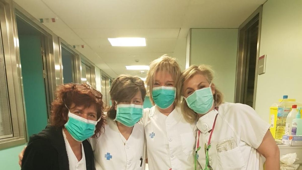 Enfermeras de la UCI del hospital Arnau de Vilanova.