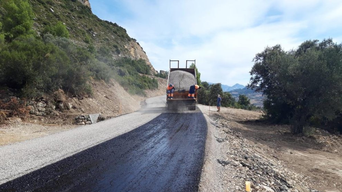 Els últims treballs de pavimentació de la via alternativa.