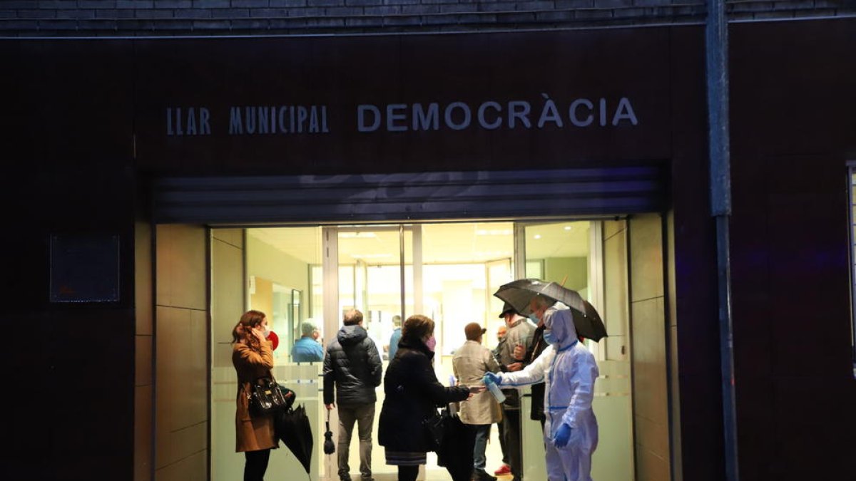 Diverses persones accedeixen a la Llar Municipal de Democràcia de Lleida per fer-se un test ràpid.