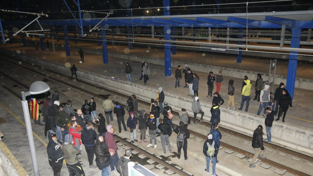 La protesta de marzo de 2018 se inició ante la subdelegación y acabó en la estación de tren.
