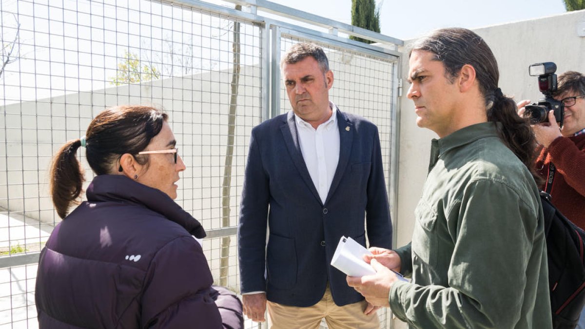 La veterinaria municipal explica el funcionamiento del centro al concejal del Comú Sergi Talamonte, en presencia del concejal Joan Queralt.