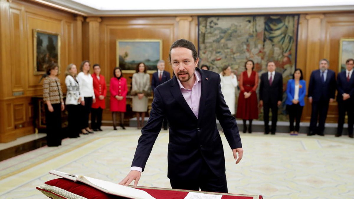 El vicepresidente segundo del gobierno español, Pablo Iglesias, en el acto de toma de posesión del cargo ante el rey en el Palacio de la Zarzuela.