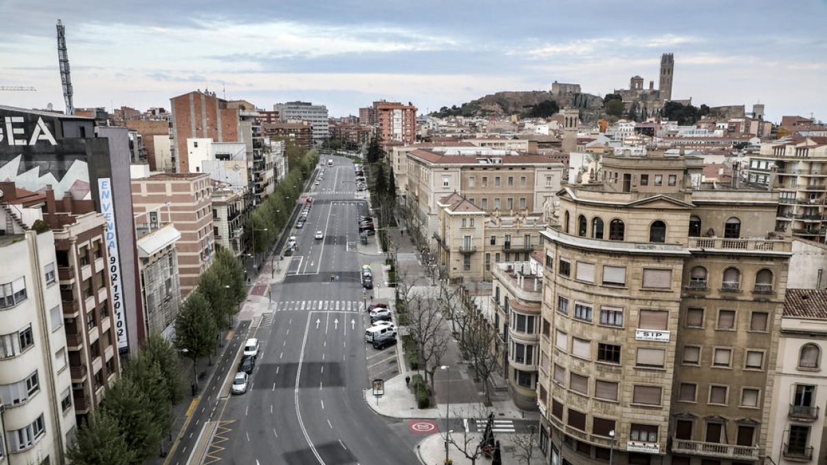 El Govern va aplicar un confinament estricte les primeres setmanes de la pandèmia que va deixar aquesta imatge insòlita de Lleida buida.