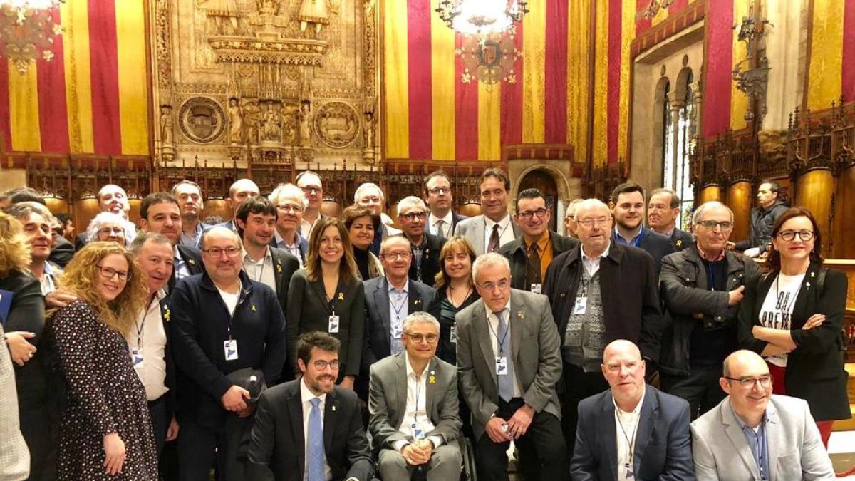 Con acento de Lleida  - El acto en el ayuntamiento de Barcelona contó con numerosa presencia leridana, como los presidentes de los consells del Segrià y el Pallars Jussà; los alcaldes de Mollerussa, Almacelles, La Seu d’Urgell, Albesa, Alpicat ...