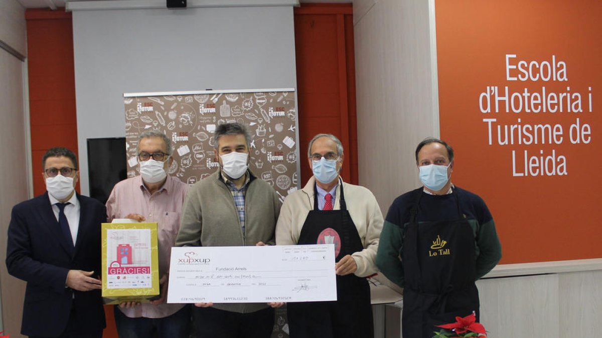 Sociedades gastronómicas de Lleida entregaron ayer a Arrels los fondos recaudados en el Xup Xup. 
