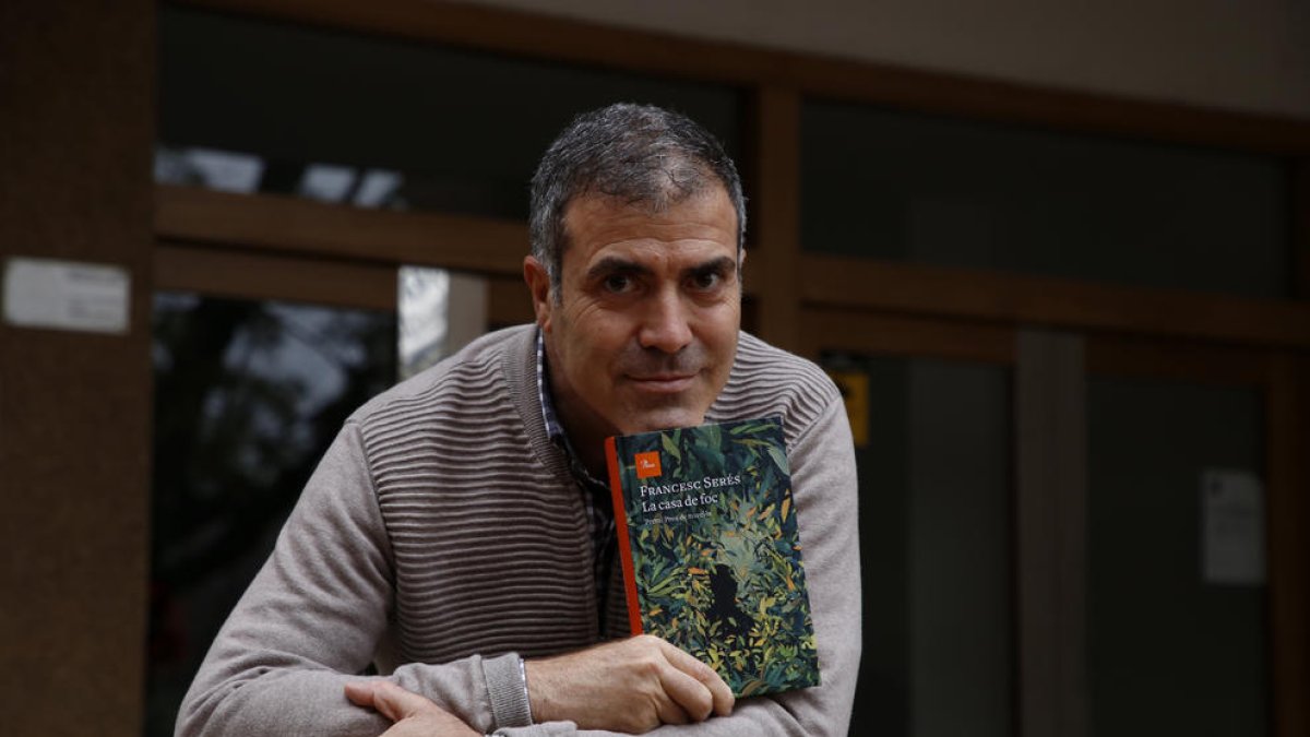 Francesc Serés con su nueva novela, ‘La casa de foc’.