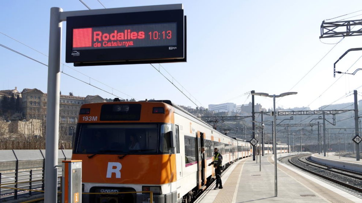 El primer tren de la línia R4 que ha circulat aquest divendres.