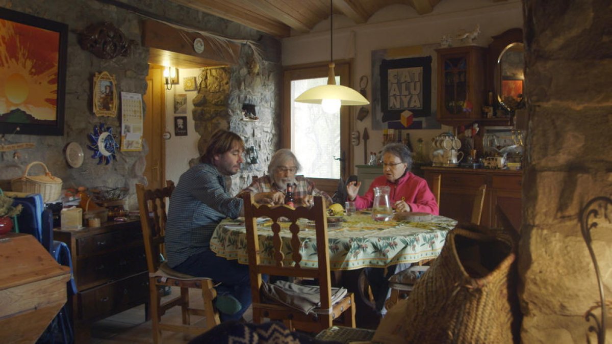 ‘El Foraster’, junto a un matrimonio, en el primer capítulo.