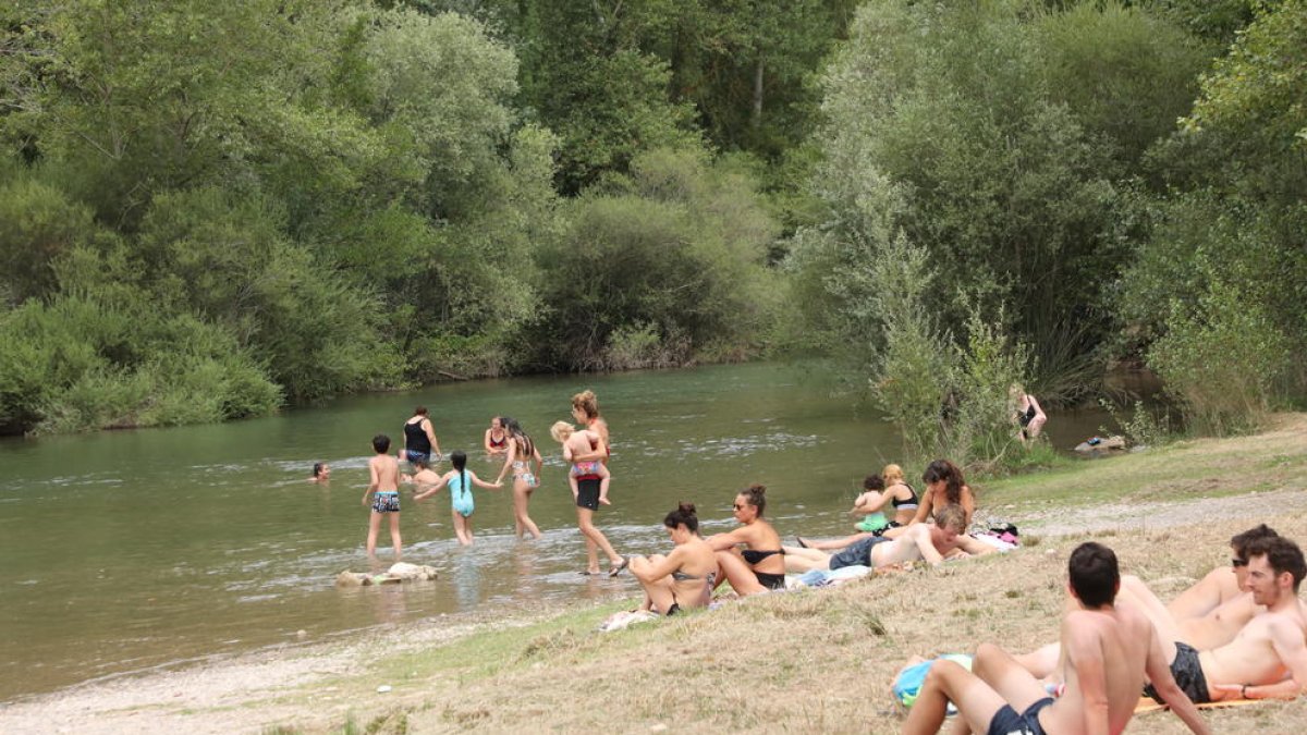 Banyistes ahir a la Platgeta de Camarasa.