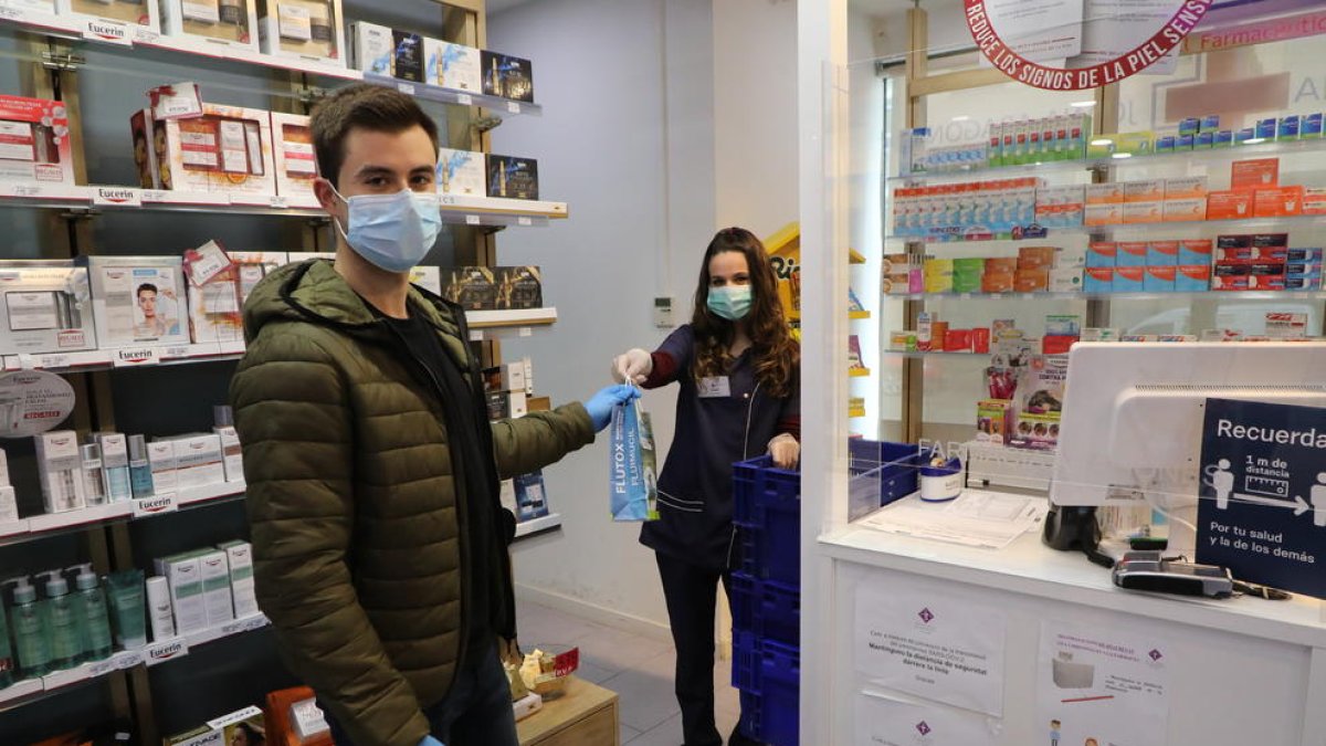 Víctor Sánchez, recogiendo un pedido en la farmacia Aragonés de la avenida Barcelona.