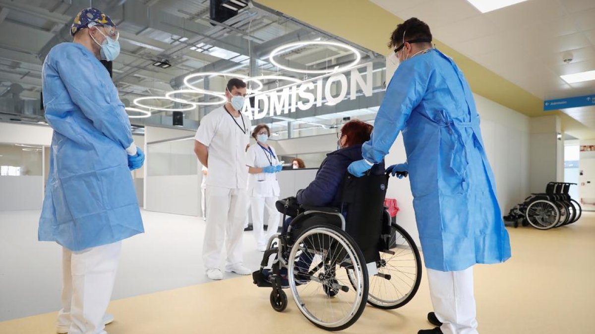 El nou hospital de Madrid va rebre ahir el seu primer pacient entre protestes dels sanitaris.