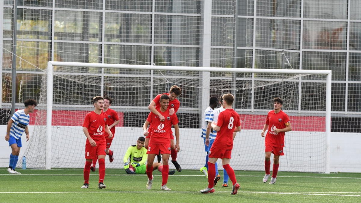Els jugadors de l’Alpicat s’abracen al marcar un dels vuit gols que van aconseguir al partit.
