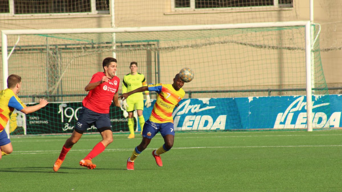 Pau Solanes, del Balaguer, pugna con un jugador rival por el control del balón.