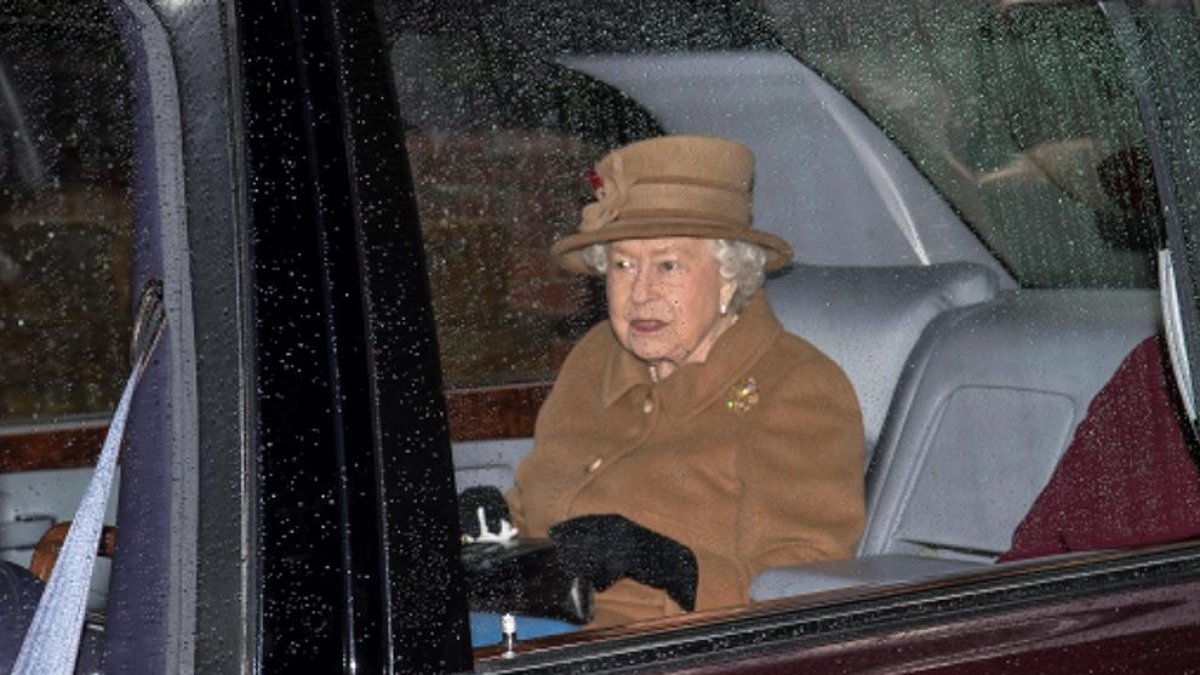 La reina Isabel II, a l’arribar dissabte a la missa Sandringham.