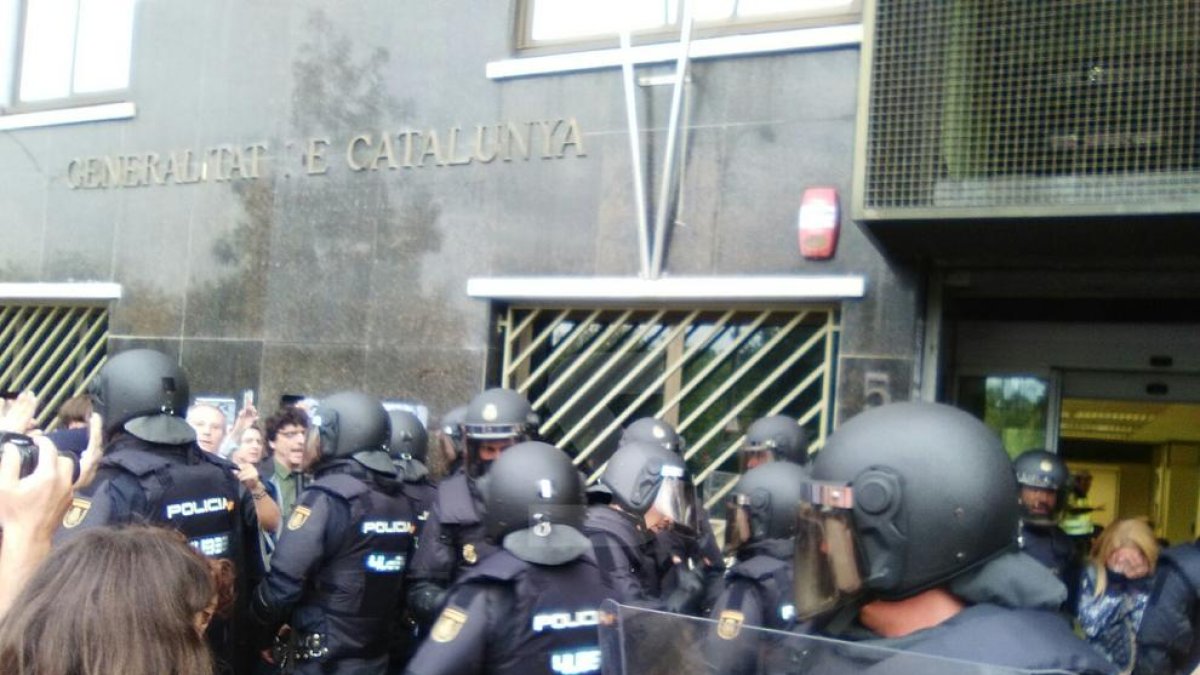 Un momento de la carga policial en la sede de Bienestar en Lleida el 1 de octubre de 2017.