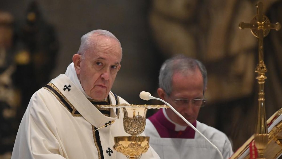 El papa Francesc, durant la benedicció ‘urbi et orbi’, ahir a la basílica de Sant Pere.