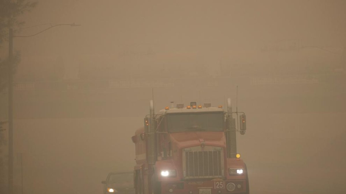 Un camión de bomberos se dirige a uno los múltiples focos activos que hay actualmente en el norte del estado de California.