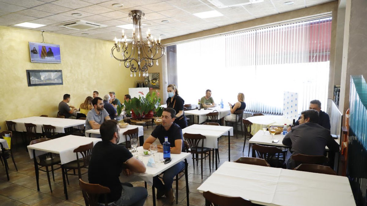 El restaurant Casa Tere, dimarts amb totes les taules ocupades que els permet la normativa.